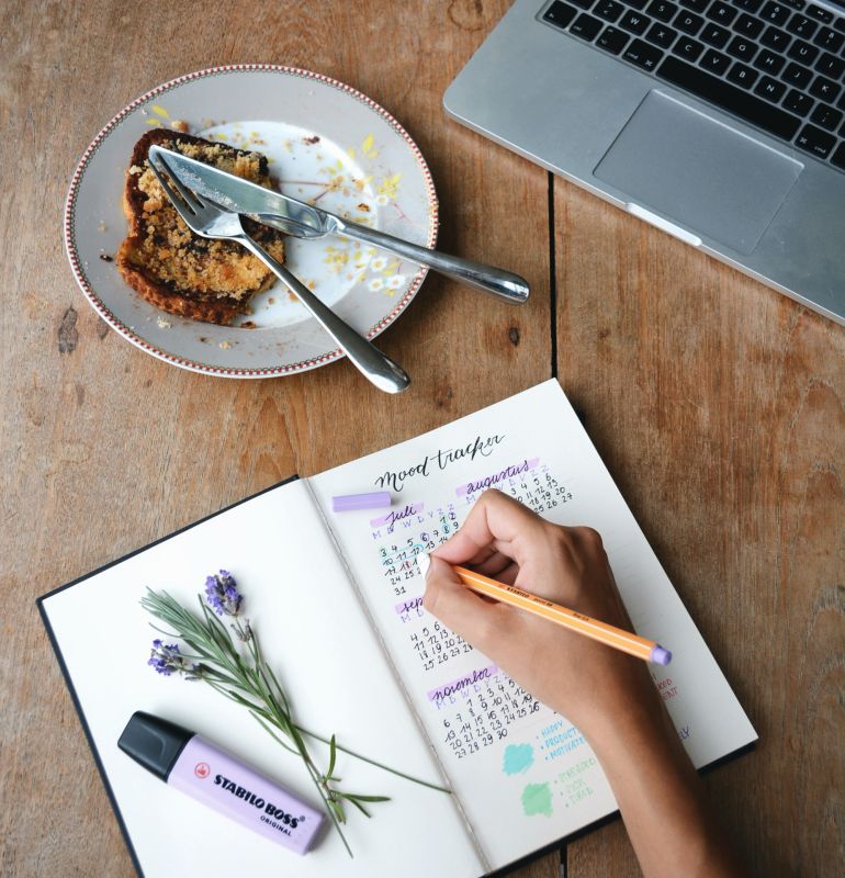 Vrouw decoreert bullet journal met kleurtjes