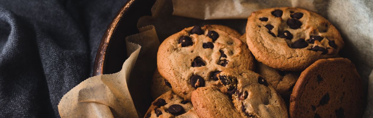 Schaal met chocolate chipped cookies
