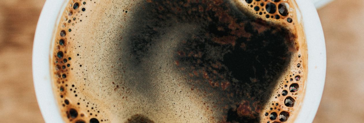 Boven aanzicht van een kop koffie met crema laag